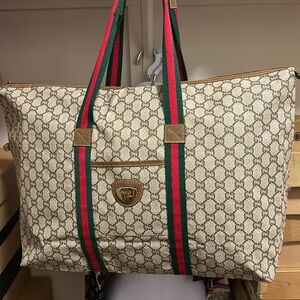 Authentic Gucci Duffle. 2 Call outs zipper pull is out but it still zip-pens..